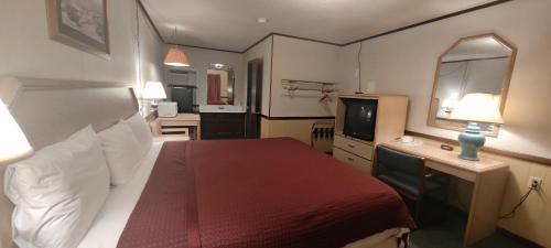 Twin Pine Motel - image 8