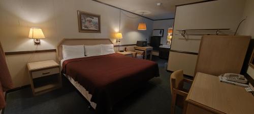 Twin Pine Motel - image 12