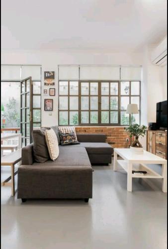 Fashionable Base in Central Athens in the Old Tailor Factory, Ateny