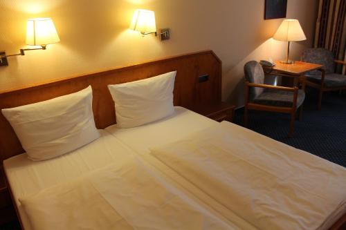 2 twin beds, 1 sofa bed