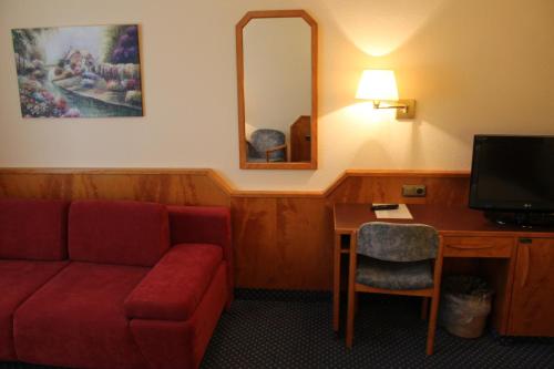 1 double bed, 2 twin beds