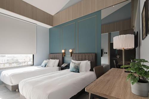 Standard Twin Room image 8