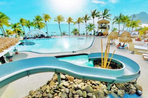 สระว่ายน้ำ, NOUVEAU studio chaleureux avec jacuzzi privé & piscine (NOUVEAU studio chaleureux avec jacuzzi prive & piscine) in เลอ ยามัน