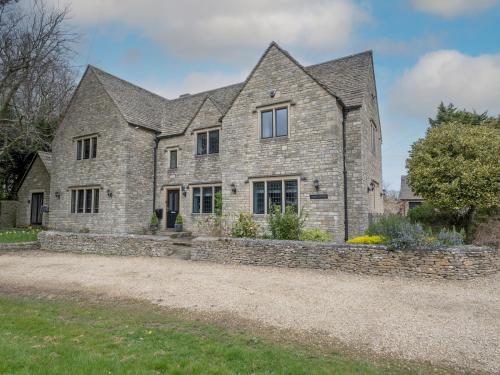 Pass the Keys Green Cottage - Luxury Cotswold home with Gym and Bar near Badminton gîte à louer Nettleton