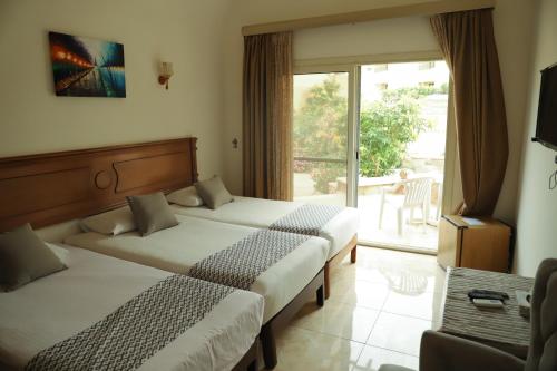 Silver Beach Boutique Hotel Room Type - Triple Room with Terrace