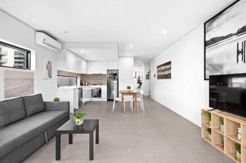 New Modern 2BR 2 baths Apt in Homebush Sleeps 6