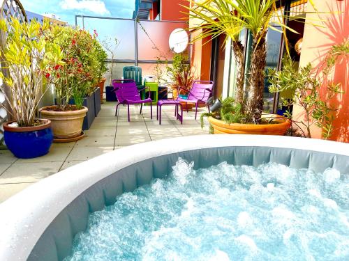 Luxury Top Floor Duplex spa jacuzzi terrasses parking 4 personnes centre-ville gîte à louer Larmor-Plage