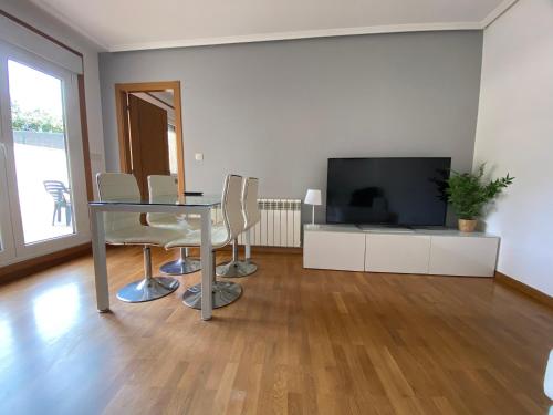  Apartamento a 5 min caminando de la Playa Sta. Cristina, Oleiros (Terraza, Parkin, ) in Oleiros