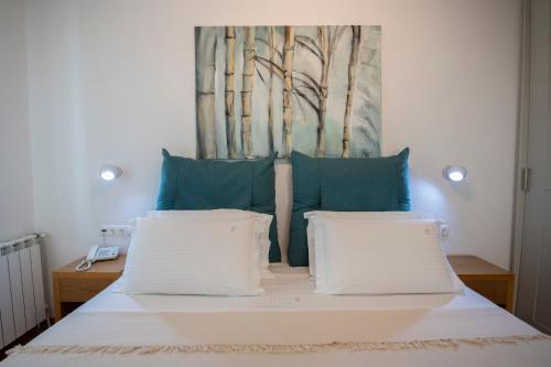 1 queen bed, 1 sofa bed