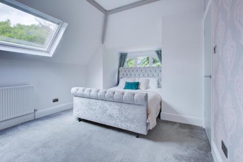 Large 3 Bedroom Apartment with Free Parking near Beach and Meyrick Park Fast WiFi