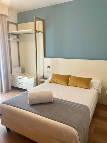 Single Room with Balcony image 8
