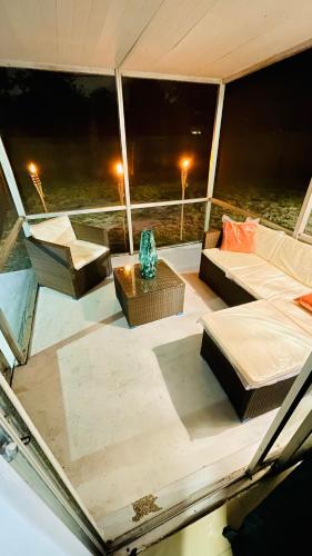 Balcony/terrace, Luxurious Fabulous Pembroke Pines house by Guitar Hotel in Pembroke Pines