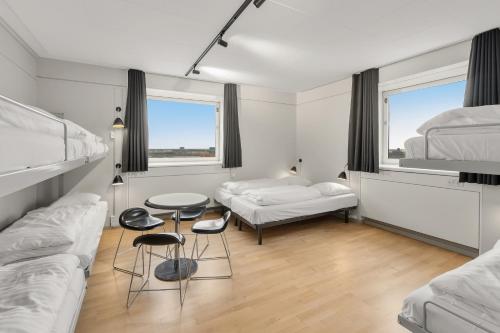 2 twin beds, 6 bunk beds