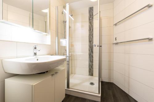 Fürdőszoba, Ferienwohnpark Immenstaad am Bodensee Zwei-Zimmer-Apartment 55 30 in Immenstaad am Bodensee