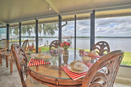 Picturesque Retreat on St Johns River and Docks in Astor