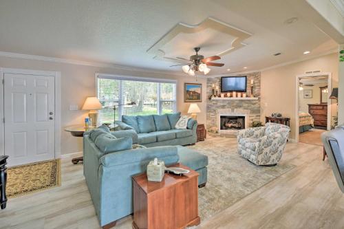 Picturesque Retreat on St Johns River and Docks in Astor