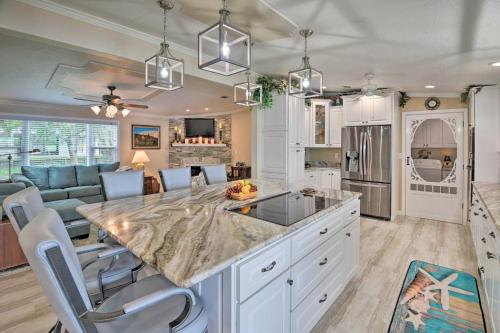 Picturesque Retreat on St Johns River and Docks in Astor