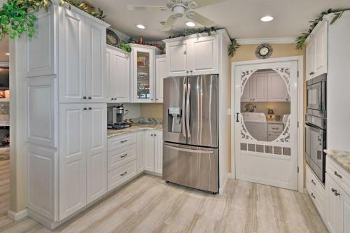 Picturesque Retreat on St Johns River and Docks in Astor