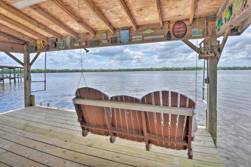 Picturesque Retreat on St Johns River and Docks in Astor