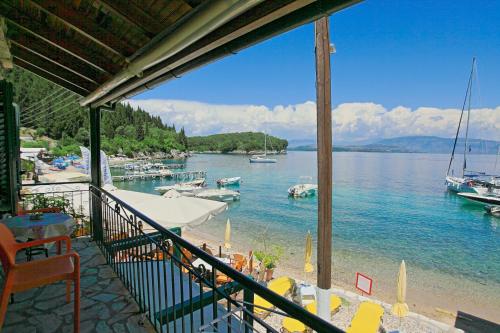 Olgas Cottage: Stone house on the beach