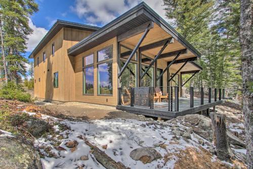 Modern and Newly Built Cabin Ski, Fish, Hike!