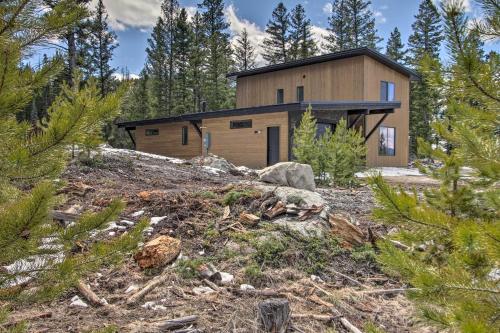 Modern and Newly Built Cabin Ski, Fish, Hike!