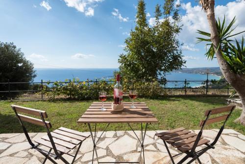 Lorraine's Apartments close to Lourdas Beach