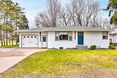 Charming Retreat with Deck - Walk to Lake Pepin