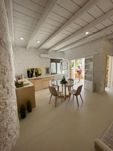 Die Zwei Bruder Art & Suites in Adelianos Kampos