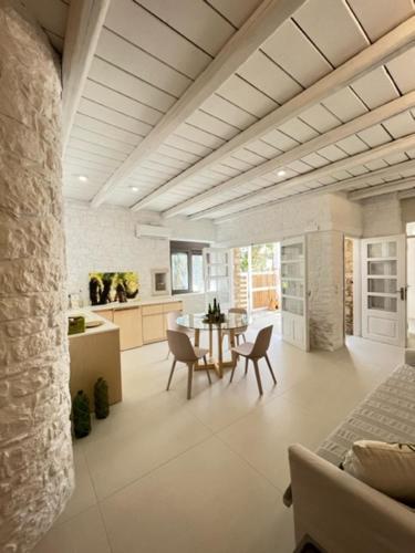 Die Zwei Bruder Art & Suites in Adelianos Kampos