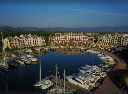 Фасада на хотела, Mon Ecrin sur la marina du Golfe de St Tropez in Коголин