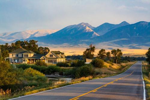 McNivens Rest Guest House with Mtn Views!