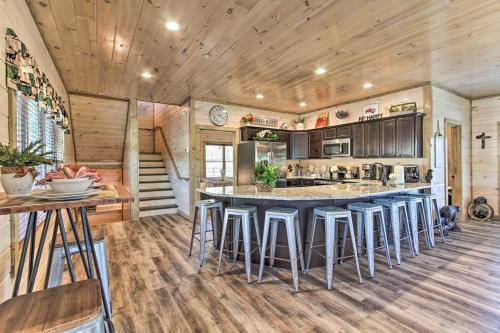 'Madison Bear Garden' 7Bdr w/Hot Tub + Pool Access