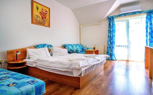 1 double bed, 1 twin bed