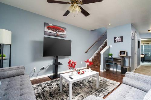 Elegant/4miles to Downtown/Gameroom & Firepit