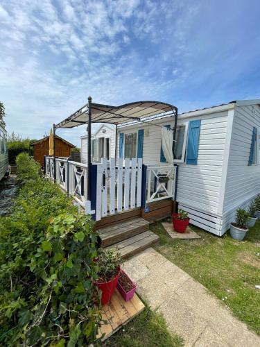 Sylvie propriétaire du mobil-home " Camping de la Chanterie" - Camping - Saint-Pair-sur-Mer