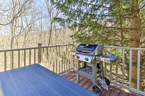 Pocono Retreat, 1 Mi to State Park and Ski Access! in Tannersville, USA