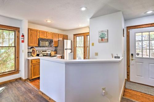 Pocono Retreat, 1 Mi to State Park and Ski Access! in Tannersville, USA