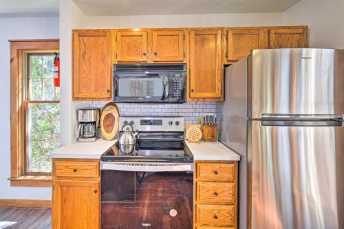 Pocono Retreat, 1 Mi to State Park and Ski Access! in Tannersville, USA