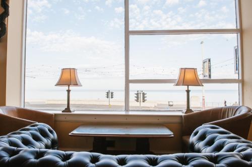 Shared lounge/TV area, Park House Hotel in Blackpool