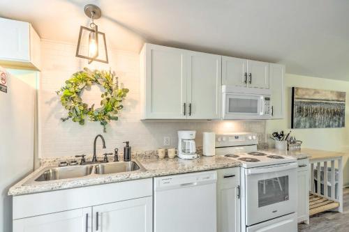 Stunning 2-Building Rental - Walk to Marina! in Livingstona (TN)