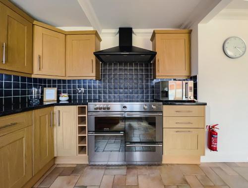 Bright & Cosy - Jacuzzi - Log Burner - King Beds in Boxgrove