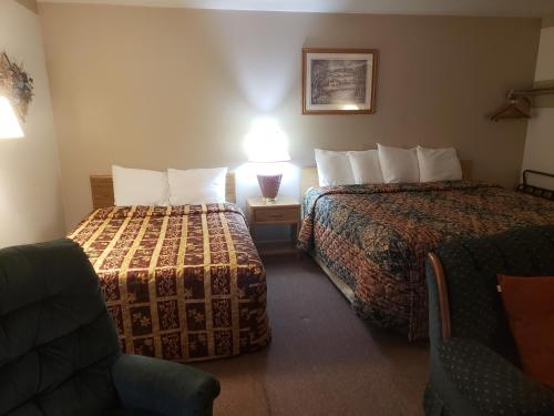 1 queen bed, 1 double bed