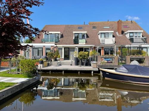  Guesthouse BedNboot met terras aan het water, Pension in Rijpwetering bei Koudekerk aan den Rijn