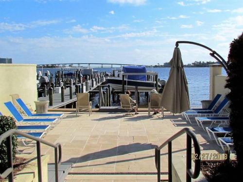 Lighthouse on the Bay 2206- Elegant condo-Lazy River and Bay Views in 카스웰