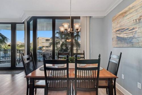 Lighthouse on the Bay 2206- Elegant condo-Lazy River and Bay Views in 카스웰