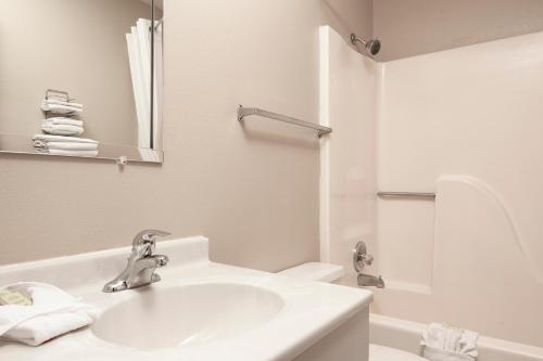 基奥卡克速8酒店