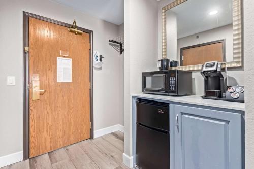 Lakeshore Hotel and Suites - image 13