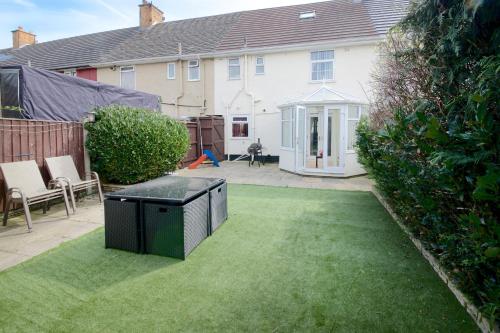 GuestReady - Charming Terraced Family Home with Private Garden gîte à louer Speke