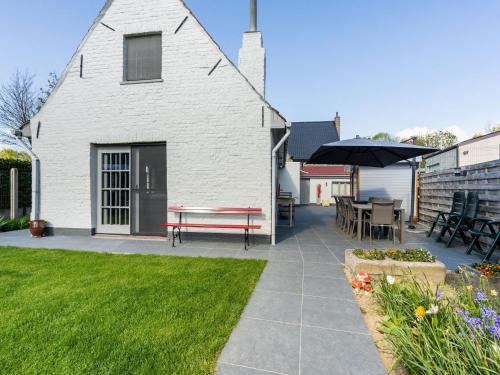 Beautiful Farmhouse in Beveren aan den IJzer with Terrace - Location saisonnière - Beveren